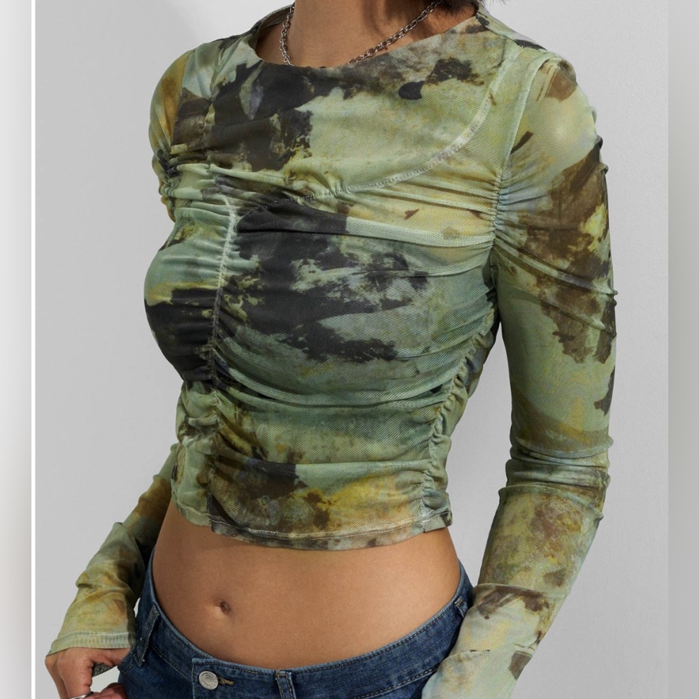 EMMIOL Ruched Long Sleeve Printed Crop Top